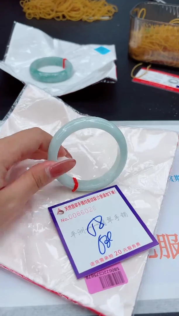 翡翠手镯未镶嵌1
