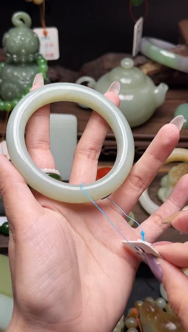 和田玉手镯未镶嵌且末青白 58圈9009878