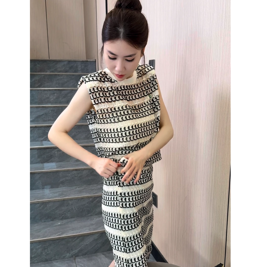 【俊英】显瘦哦小香风长裙套装女复古显瘦镂空无袖上衣A字裙两件套