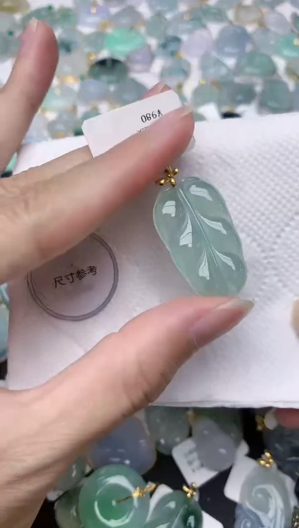 颈饰18K金镶嵌翡翠天然A货翡翠