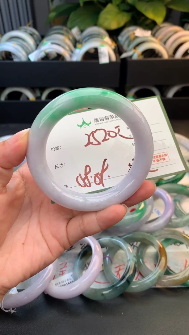 未镶嵌定制翡翠毛货需精细抛光+多人