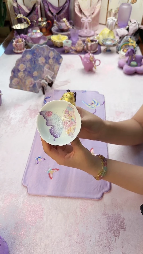 17灵玺贡坊 粉彩小高足蝴蝶杯 带链条