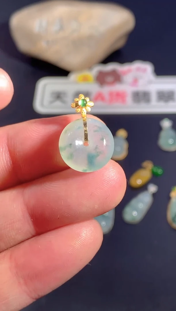 颈饰18K金镶嵌翡翠