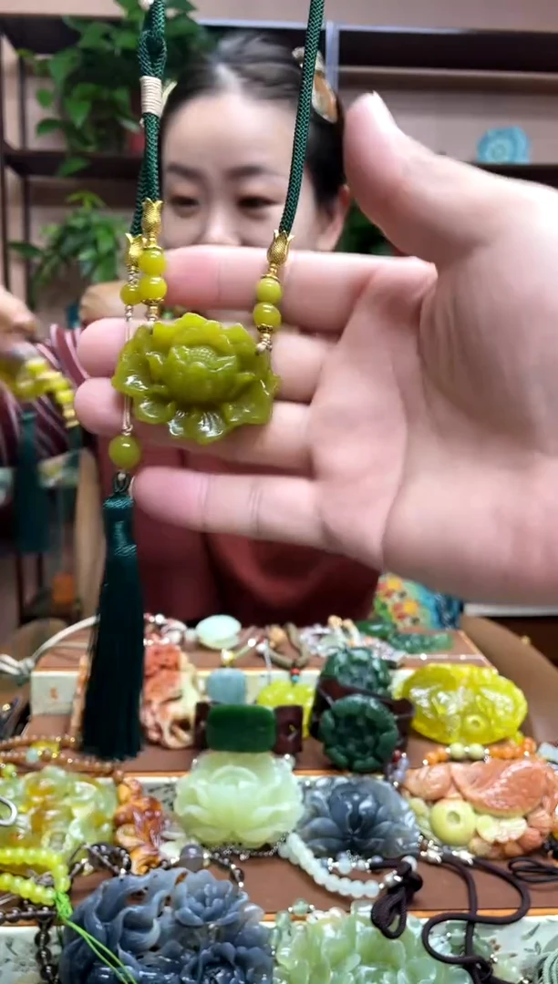 未镶嵌岫玉颈饰多样性发货发其中之一