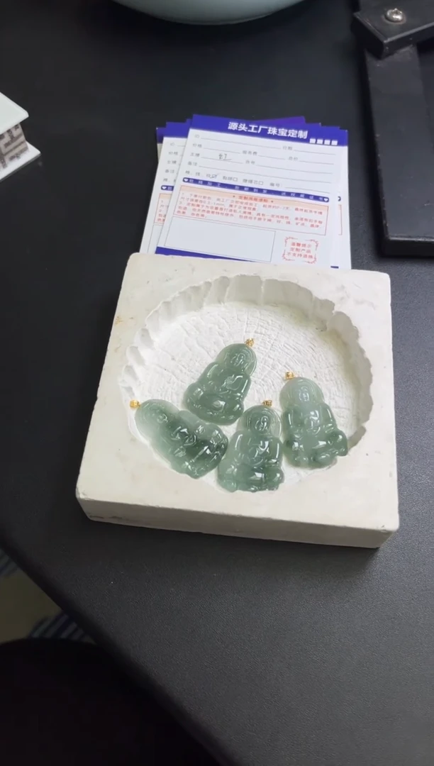 18K金镶嵌挂件翡翠观音多样性发一件