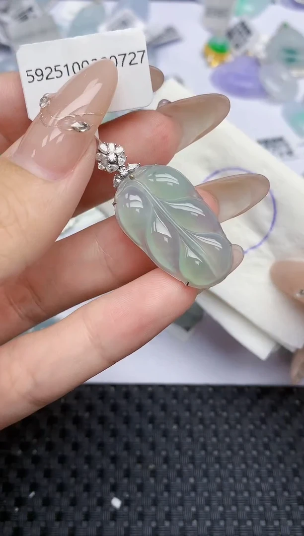 颈饰18K金镶嵌翡翠220   天然翡翠A货  百元以上9米证书费自理