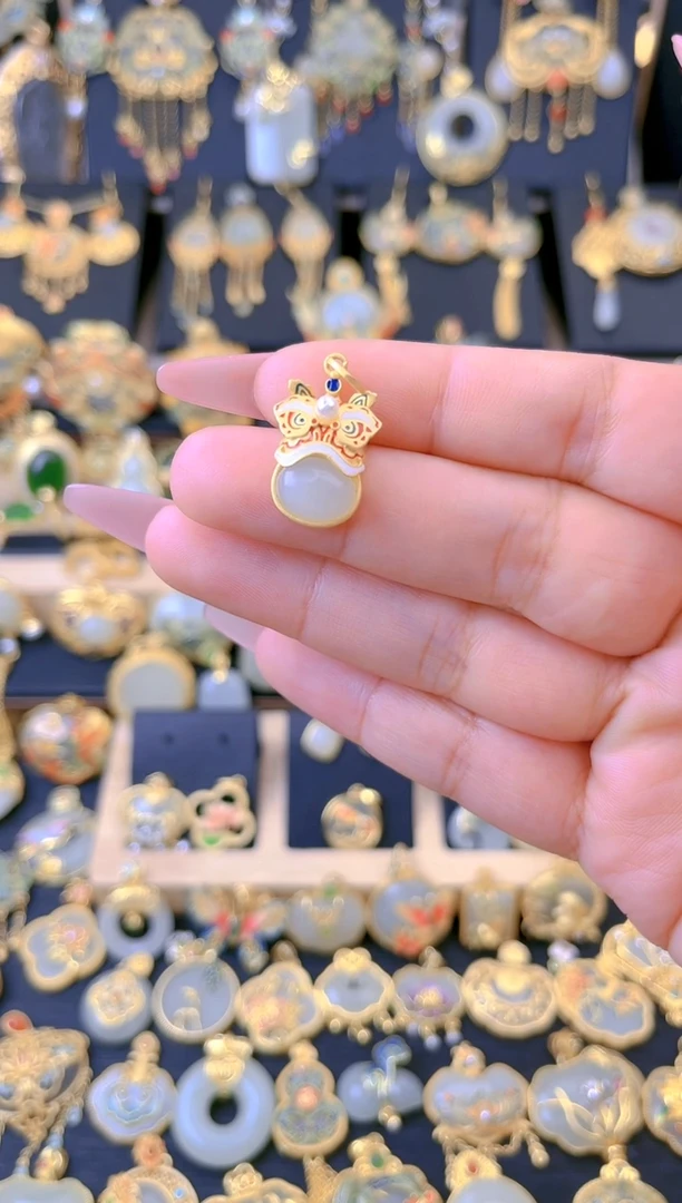 【闪购商品】和田玉吊坠银S925镀金镶嵌狮子滚绣球吊坠