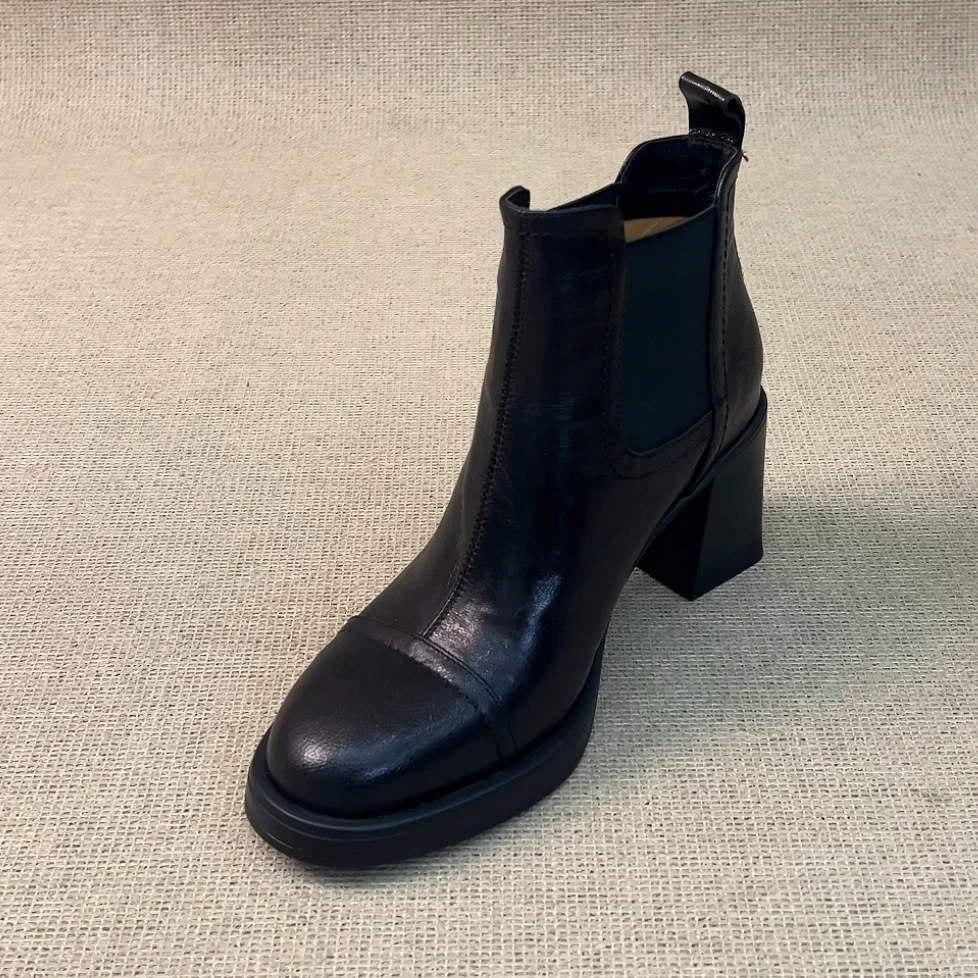 RubyL/7.5cm小个子简约百搭复古拼接套筒圆头粗跟切尔西短靴女款