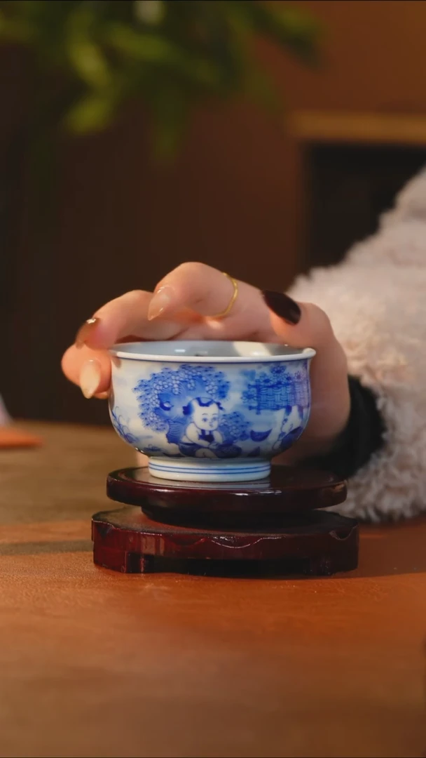 立勤堂青花童子卢士杯