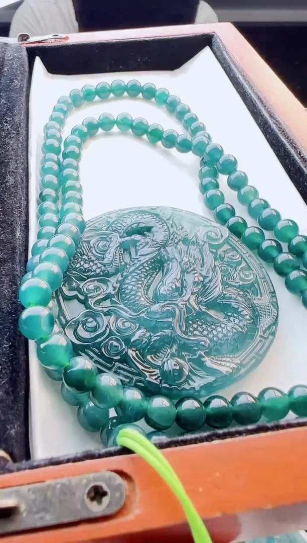 翡翠未镶嵌颈饰多样性发货其中一件