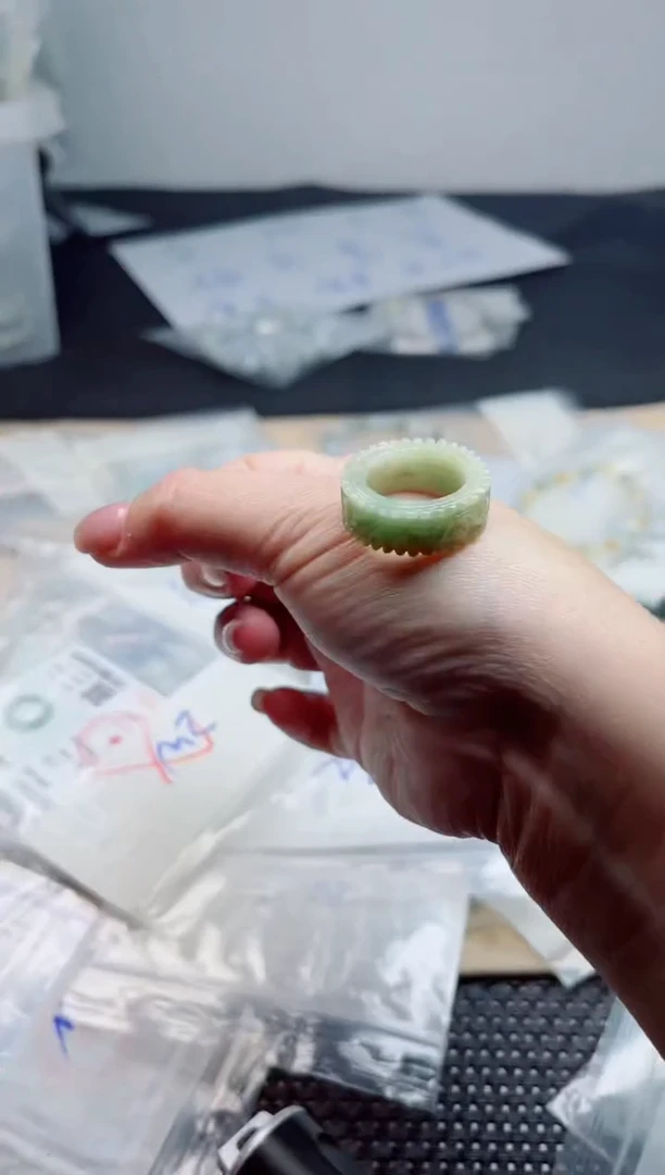 翡翠未镶嵌颈饰戒圈