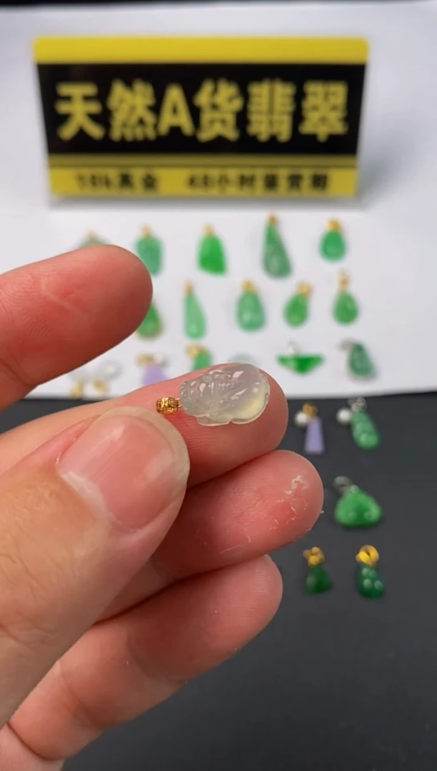 颈饰18K金镶嵌翡翠天然A货翡翠