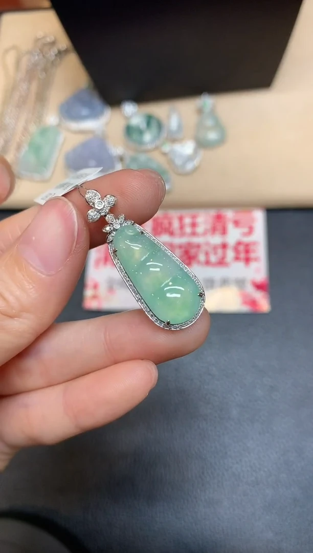 【闪购商品】翡翠吊坠(不含链)18K金镶嵌福豆【无服务费
