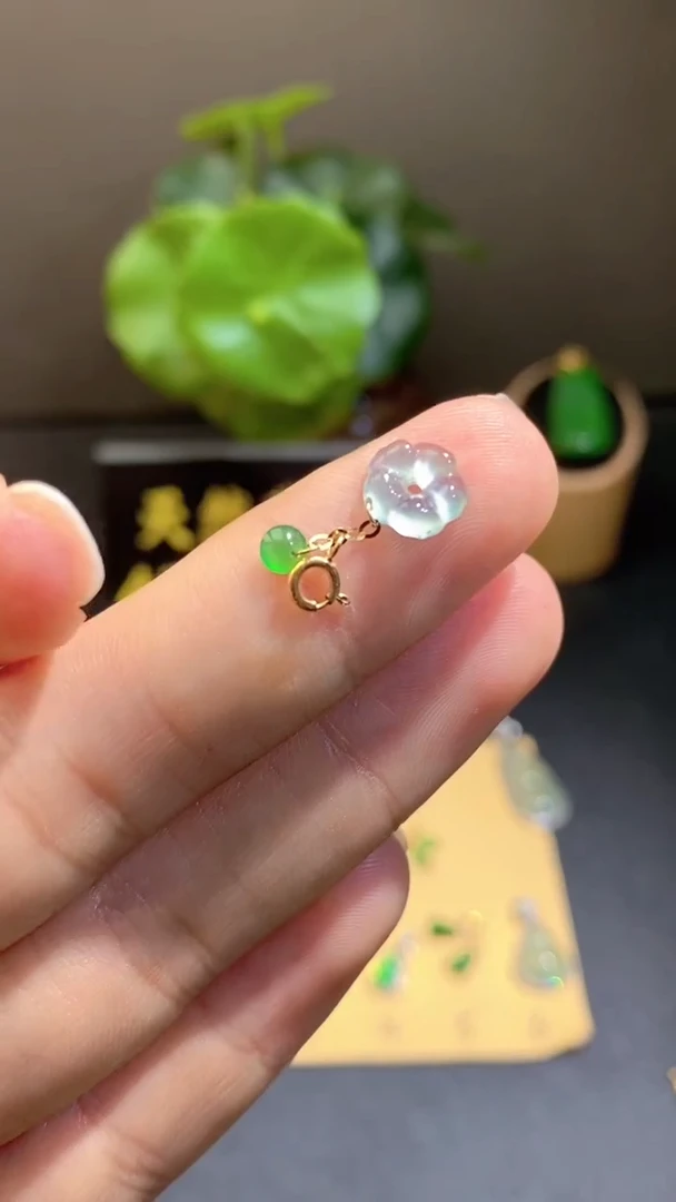 颈饰18K金镶嵌翡翠翡翠A货
