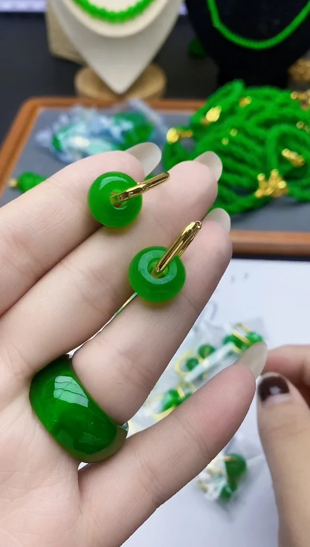 未镶嵌翡翠耳饰..