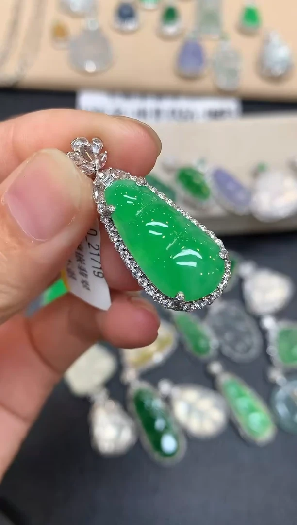 颈饰18K金镶嵌翡翠福豆【无服务费