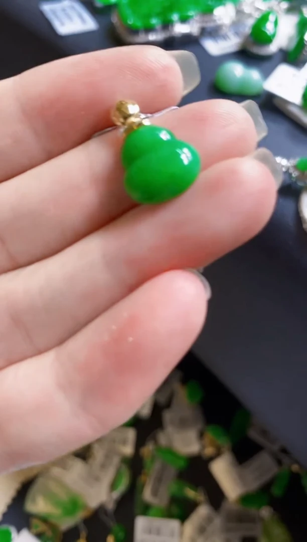 翡翠18K金镶嵌颈饰葫芦