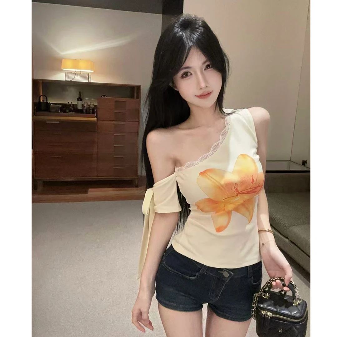 美式辣妹2025夏季新款气质显瘦斜肩T恤设计感花朵上衣配牛仔短裤