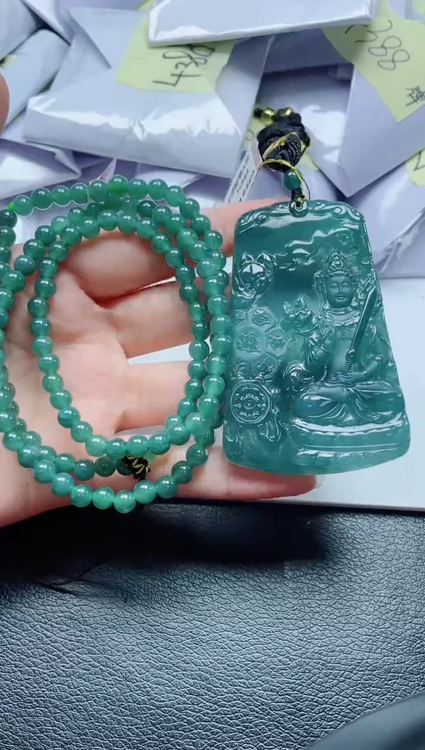 翡翠未镶嵌颈饰        一套