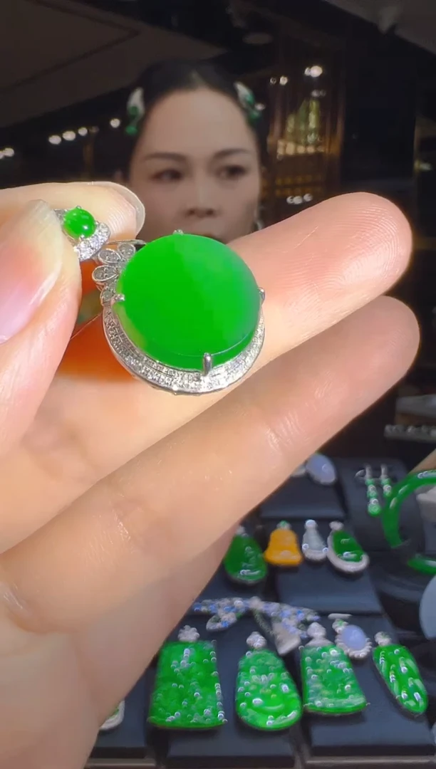 吊坠(赠链)18K金镶嵌翡翠086