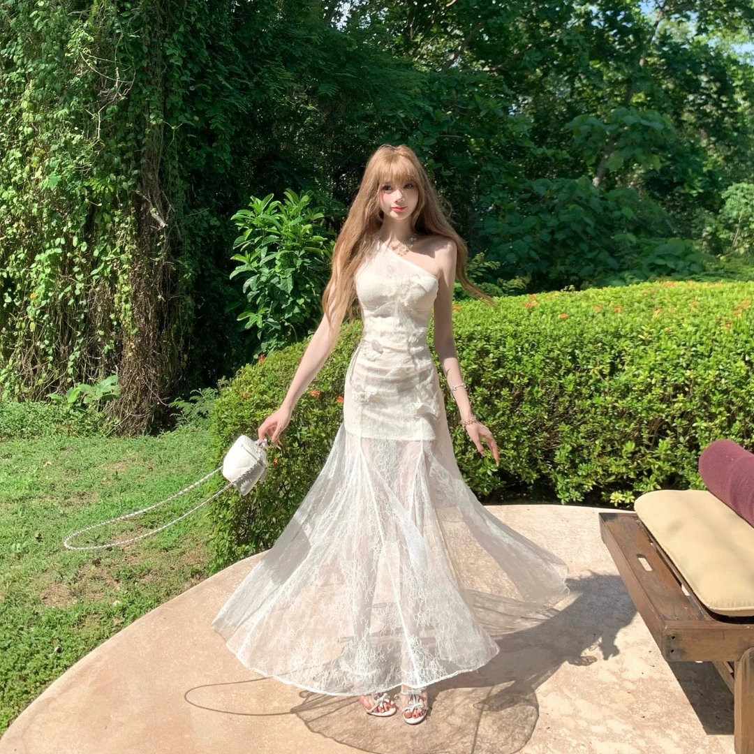 SISI JIANG“雾影蕾丝”法式重工蕾丝气质网纱露肩收腰白色连衣裙