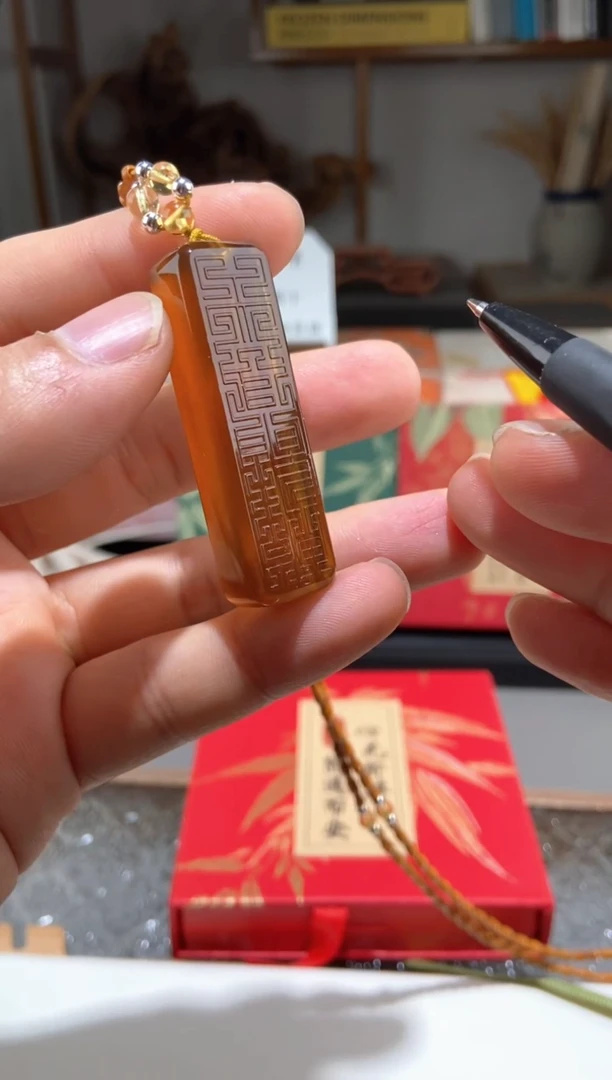 琥珀颈饰未镶嵌棕红珀天官赐福