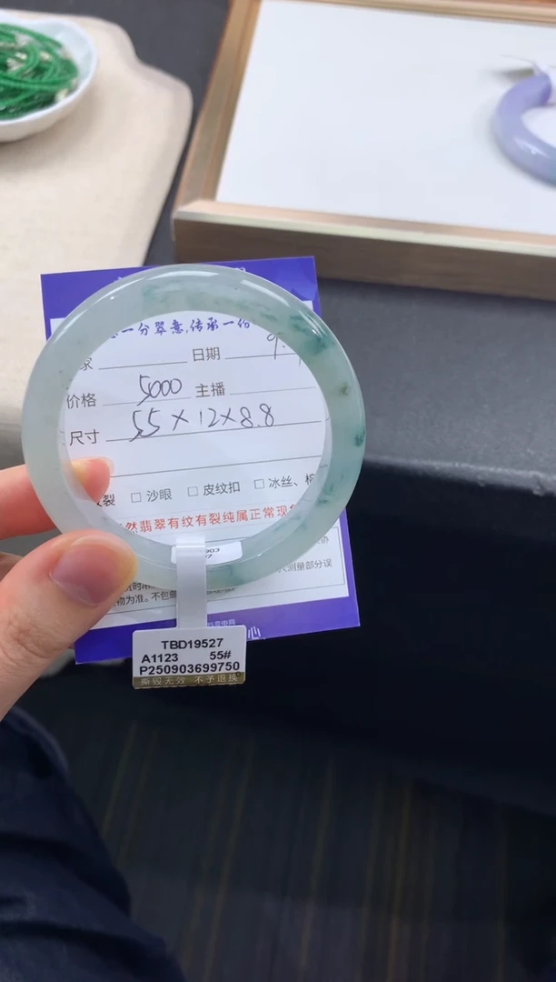未镶嵌手镯翡翠退货需手镯吊牌标签完好