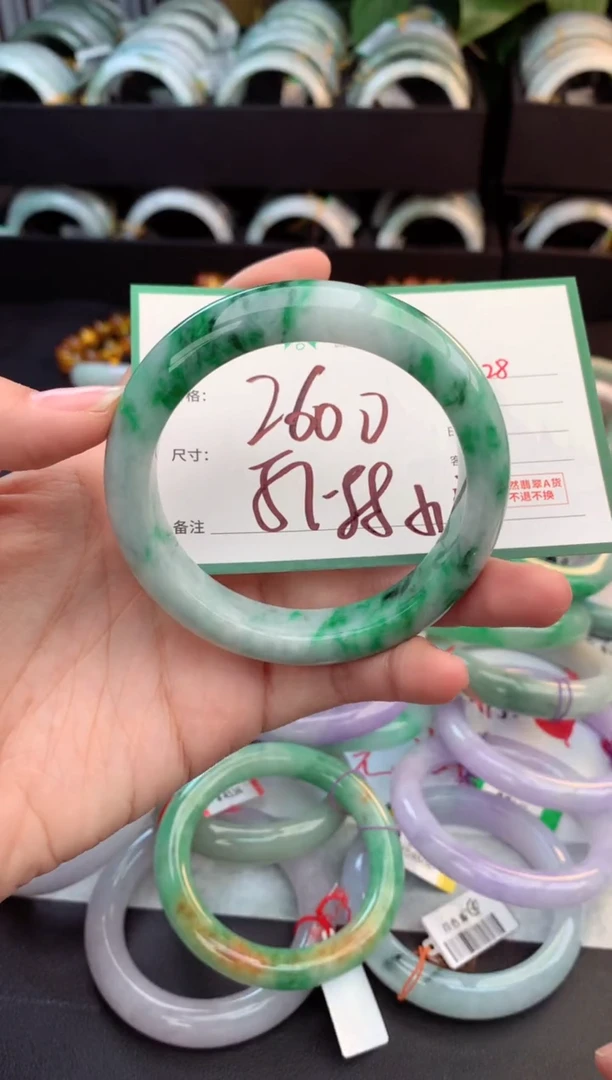 未镶嵌定制翡翠毛货需精细抛光+多人