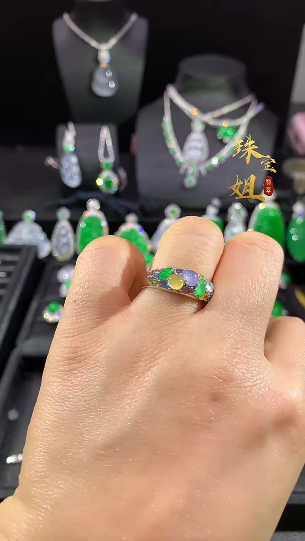 18K金镶嵌戒指翡翠戒指