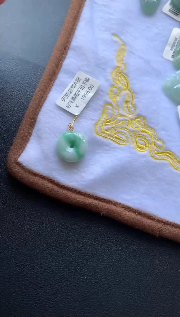 颈饰18K金镶嵌翡翠1
