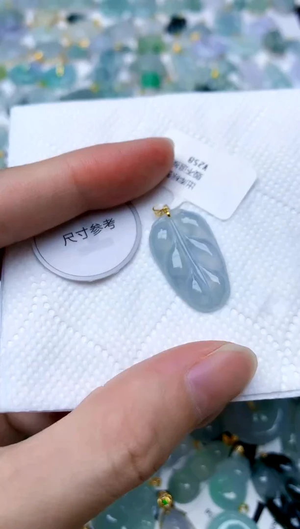 颈饰18K金镶嵌翡翠天然A货翡翠