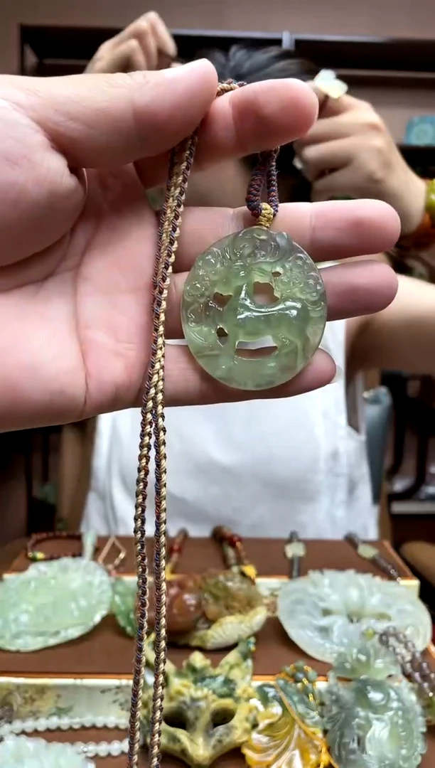 未镶嵌岫玉吊坠多样性发货发其中之一