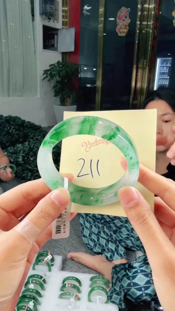 未镶嵌手镯石英质玉（非洲翠）有天然洒金亮片/矿点/棉线211