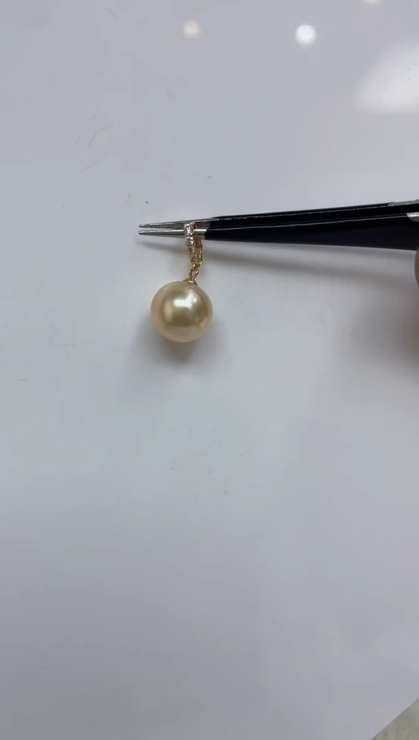 18K金镶嵌海水珍珠颈饰