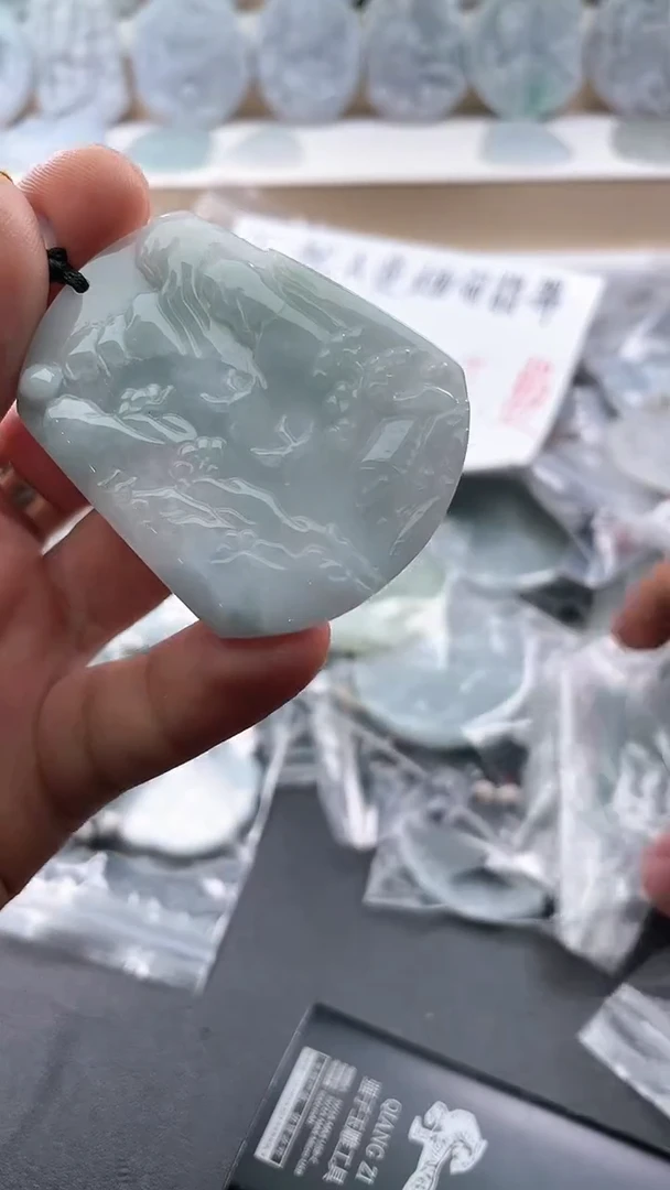 翡翠未镶嵌颈饰..../6/13/ 85