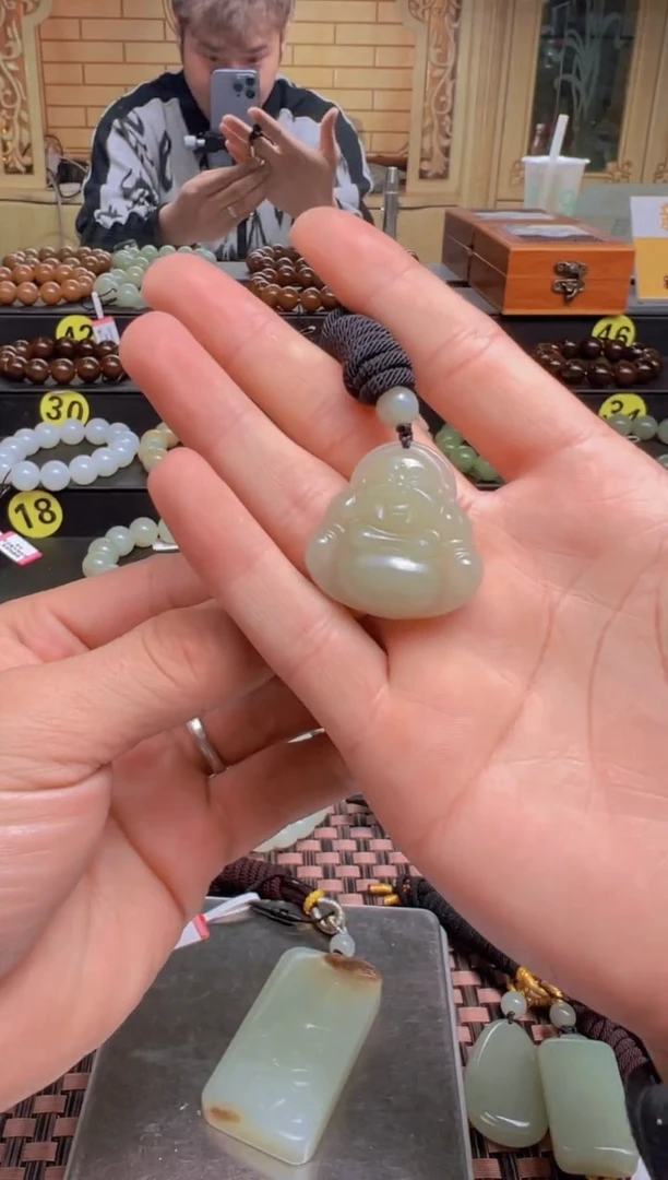 【闪购商品】和田玉吊坠(赠链)未镶嵌且末料青白玉佛公