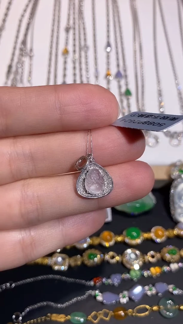 颈饰18K金镶嵌翡翠吊坠