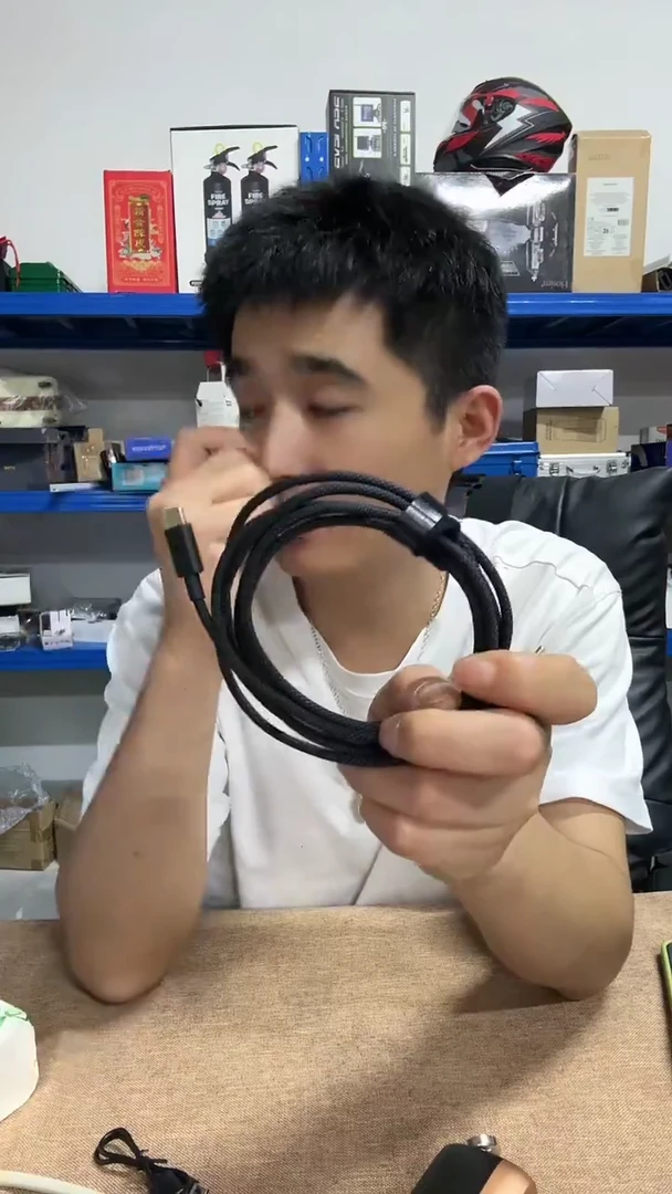 黑色快充数据线...