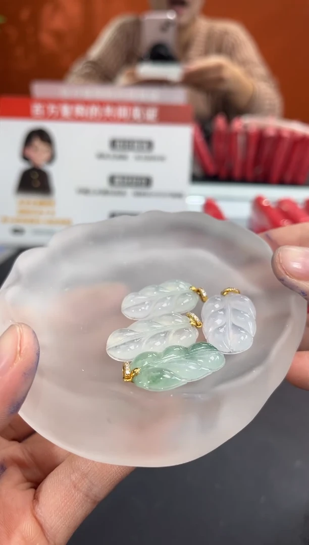 18K金镶嵌挂件翡翠边城刀客/87634/多样性发一