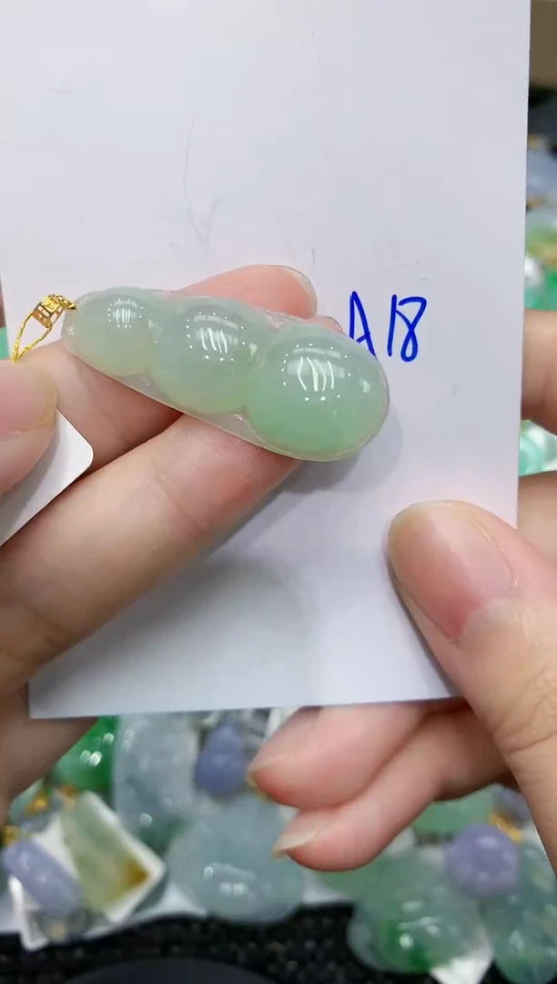 翡翠18K金镶嵌颈饰111111111