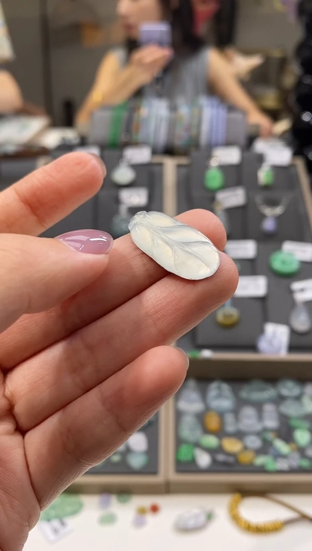 颈饰未镶嵌翡翠叶子