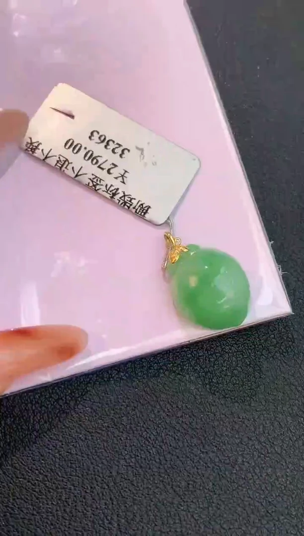 颈饰18K金镶嵌翡翠赠礼盒 丁丁