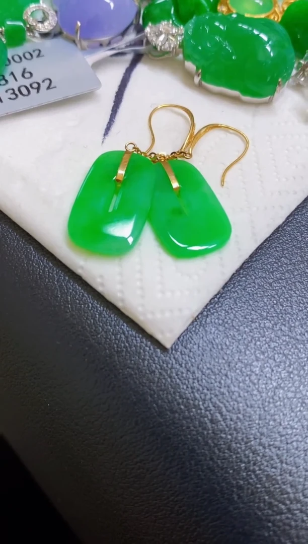 颈饰18K金镶嵌翡翠耳饰