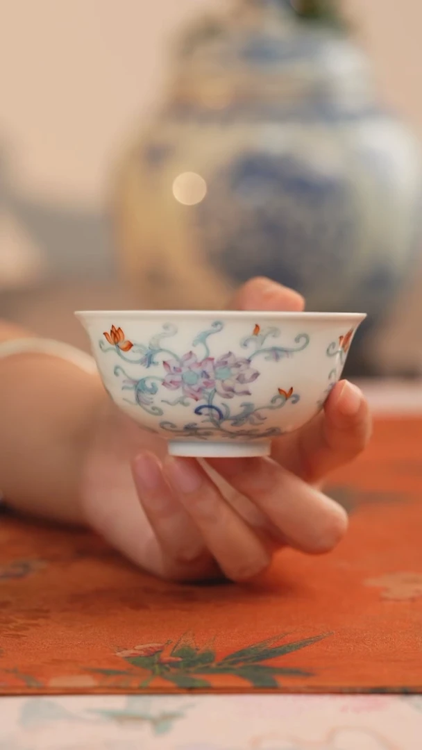 望玉斗彩并蒂莲主人杯