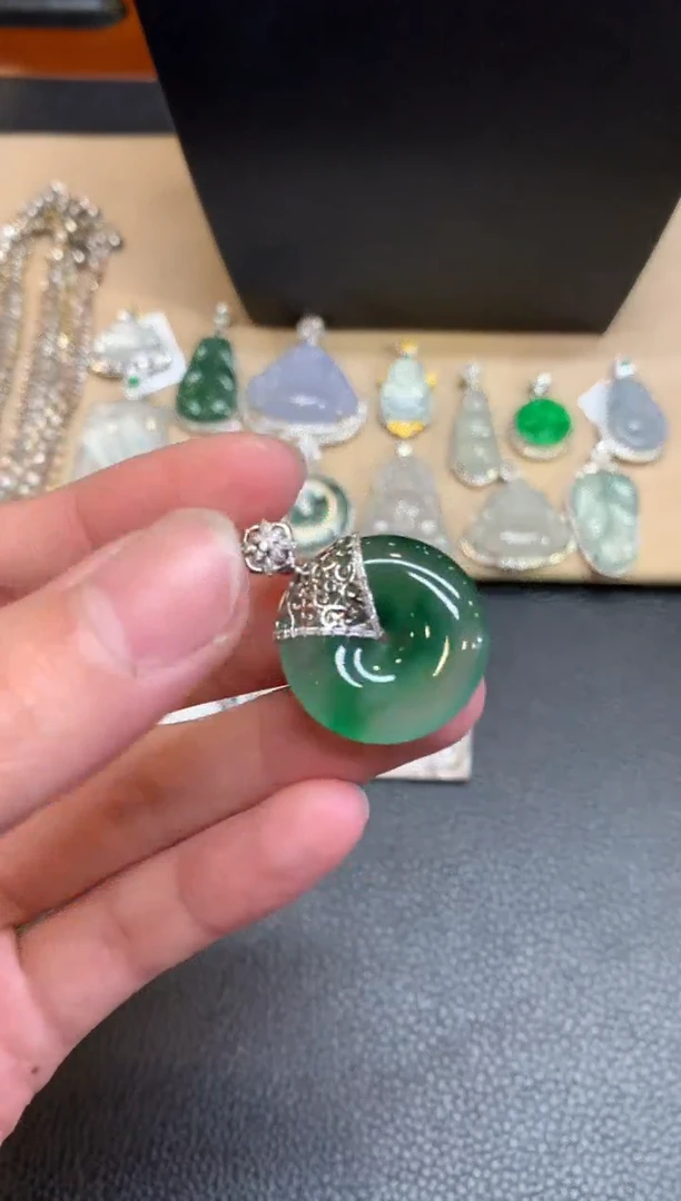 【闪购商品】翡翠颈饰18K金镶嵌平安扣【无服务费】