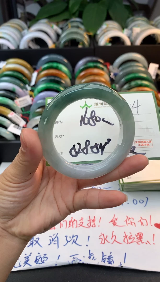 未镶嵌定制翡翠毛货需精细抛光+多人