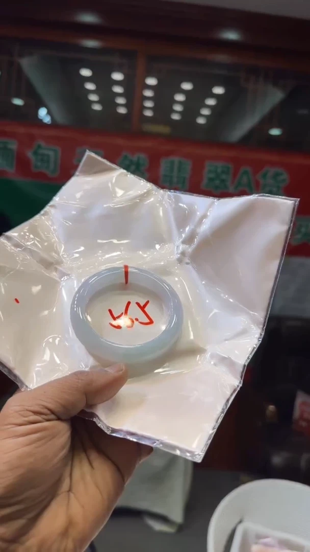 未镶嵌手镯翡翠手镯包容价