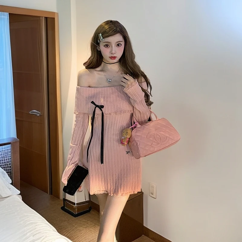 法式甜美露肩粉色针织连衣裙女秋纯欲辣妹性感一字肩打底内搭裙子