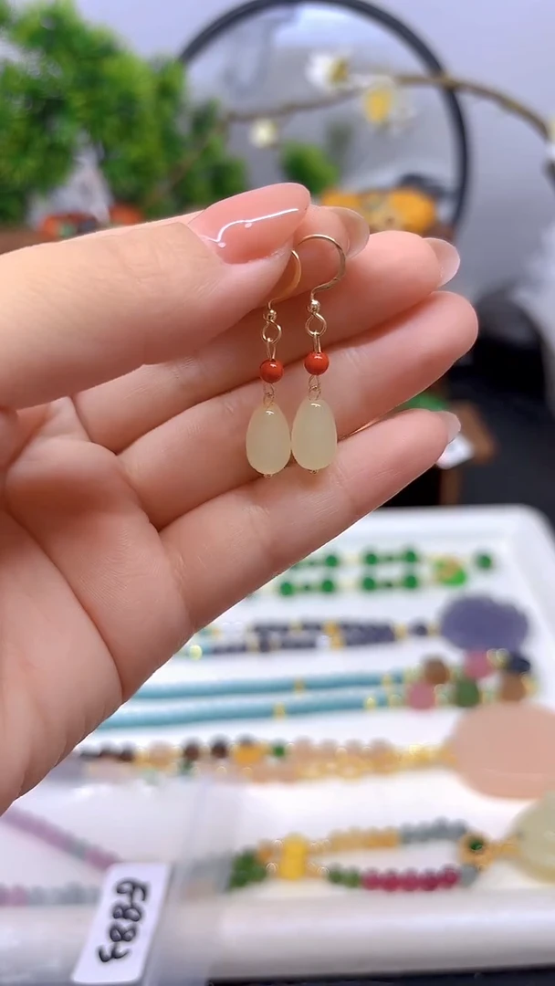 14K金镶嵌和田玉耳饰E883