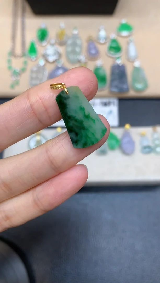 颈饰18K金镶嵌翡翠无事牌【无服务费